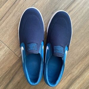 Navy Two Tone Nike Slip-on's